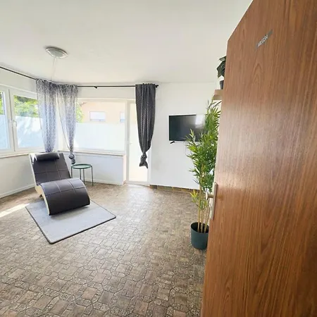 Lägenhet Geraeumige Monteurwohnungen Mit Balkon In Mechernich-glehn *